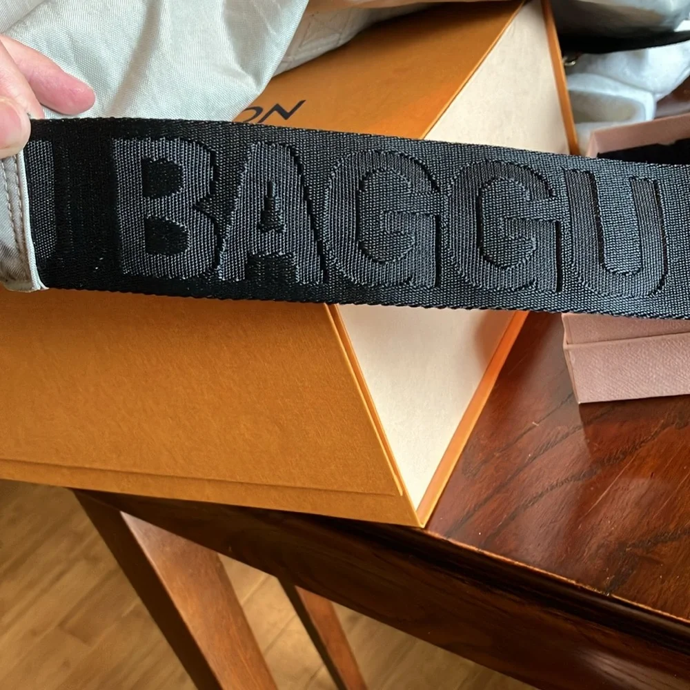 GU Baggu messenger bag in gray silver!